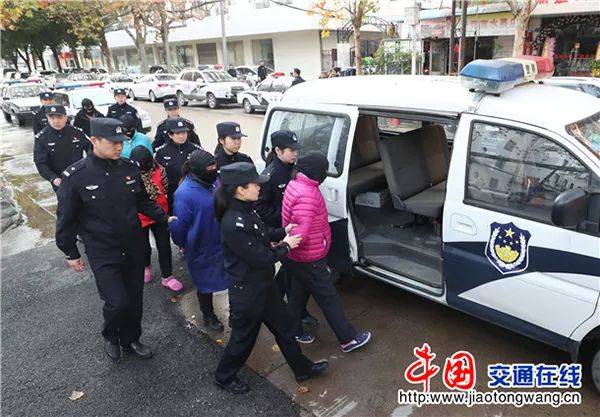 武汉铁路警方在武昌火车站附近捣毁一个特大制贩假票团伙本文图片均来自中国交通在线