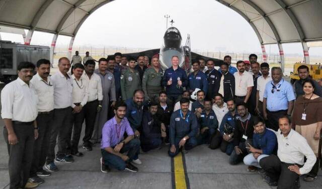 俄飞行员兴奋体验印度光辉战机 落地后竖起大拇指