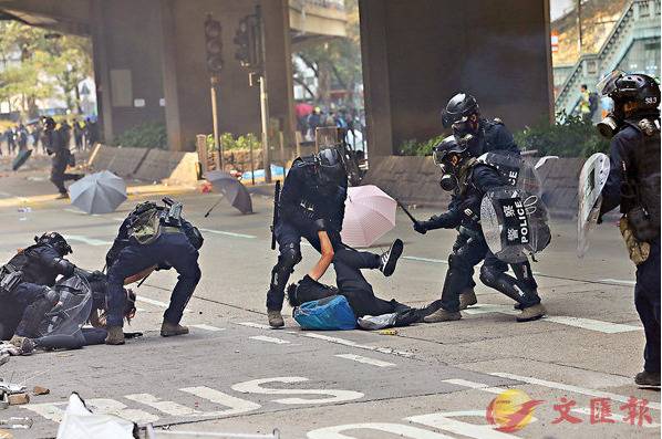 11月18日，警方在加士居道制服多名暴徒。（图源：文汇报）