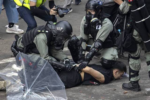 香港警方11月18日在理大附近拘捕多名暴徒。（图源：橙新闻）