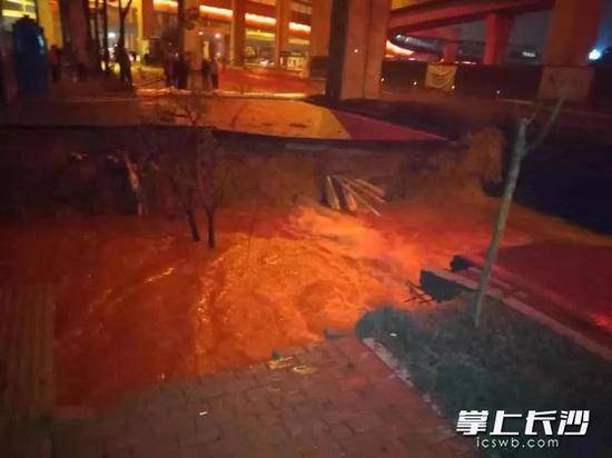 长沙路面塌陷 水电局人员正抢修水电等