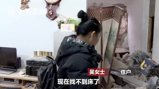 施工队拆房将隔壁楼砸出窟窿 住户：找不到床了