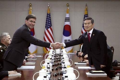 美国国防部长埃斯珀与韩国国防部长官郑景斗握手。