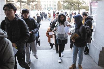 昨日，中国人民大学，报考2020年全国硕士研究生考试的考生正步入考场。A08-A09版摄影/新京报记者李凯祥