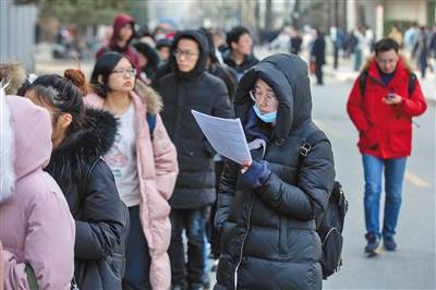 进入考场前，考生抓紧时间复习。