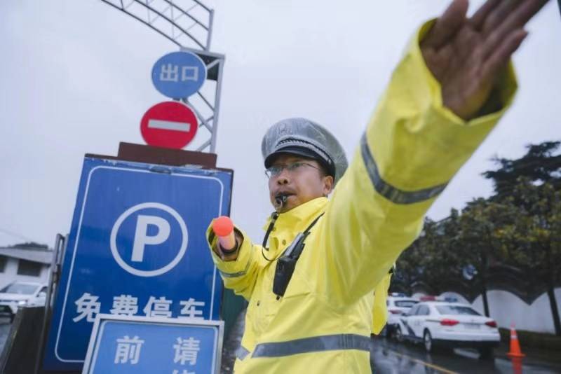 冬至祭扫出行高峰，浦东交警全员上岗，实时巡控干预保通畅