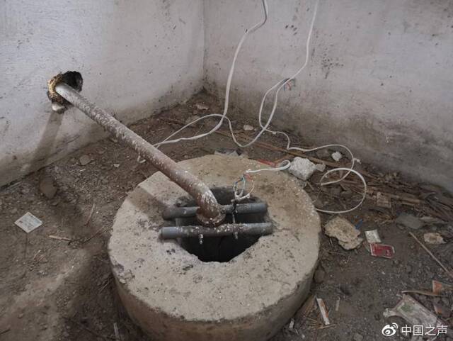 高庙乡的一个井房内的井口，架设有提水泵设施，村里让电工统一管理接电