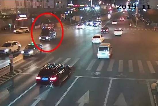 警车秒变“救护车” 他们这次又跑赢了死神(图)