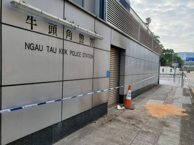 22日早上疑有人向香港牛头角警署投掷汽油弹(图)