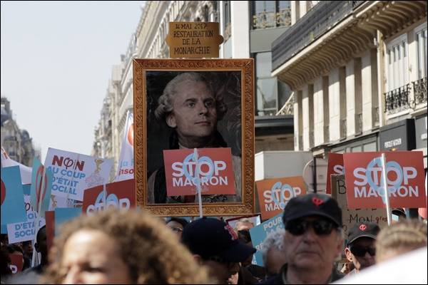 巴黎游行中民众将马克龙描绘为“路易十六”图自 ENCA新闻网站