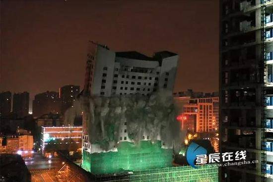 长沙昔日地标67.8米大楼成功爆破拆除 仅用9.8秒