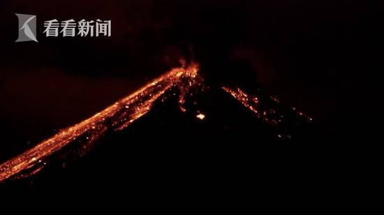 厄瓜多尔火山黑夜喷发 红色熔岩流淌金光