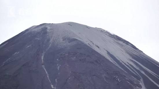 厄瓜多尔火山黑夜喷发 红色熔岩流淌金光