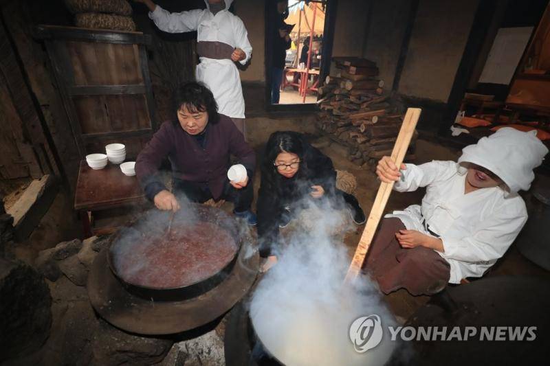 21日，一位游客在济州民俗村体验制作红豆粥（韩联社）