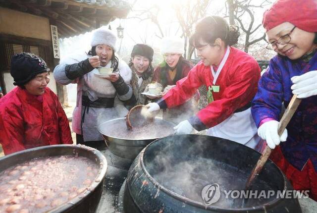 22日，韩国龙仁市民俗村分发红豆粥。（韩联社）