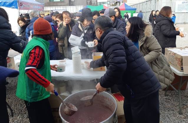 22日，韩国江陵市玉川洞举办分发红豆粥活动（《江原道民日报》）