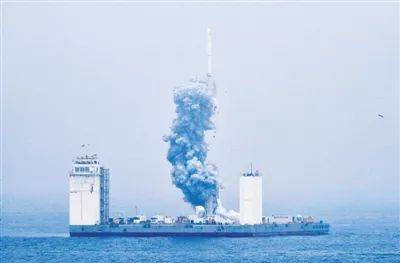 图③ 6月5日12时6分，我国在黄海海域用长征十一号海射运载火箭，将技术试验卫星捕风一号 A、 B星及五颗商业卫星顺利送入预定轨道，试验取得成功。这是我国首次在海上实施运载火箭发射技术试验。新华社记者朱峥摄
