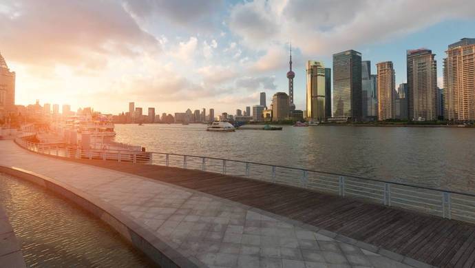 上海市政府常务会议决定，大力推进“美丽街区”建设，增强各区自主权和普惠性