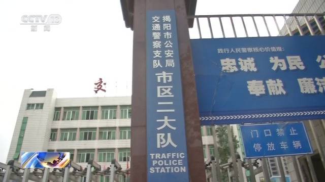 8名女孩机动车道热舞 1分钟3辆车被逼逆行