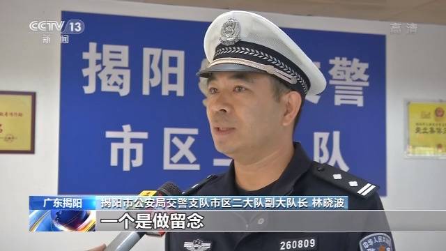 8名女孩机动车道热舞 1分钟3辆车被逼逆行