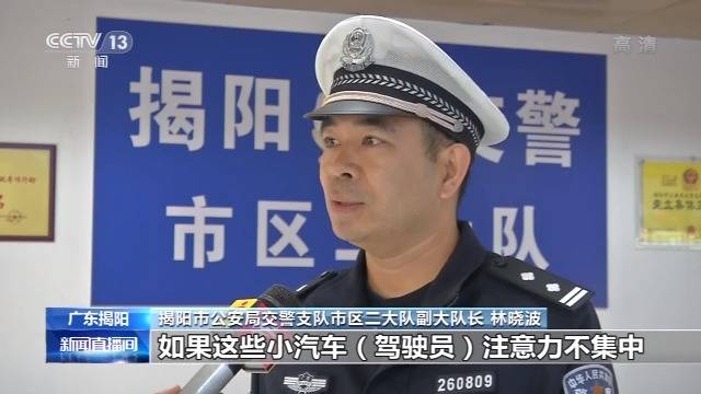 8名女孩机动车道热舞 1分钟3辆车被逼逆行