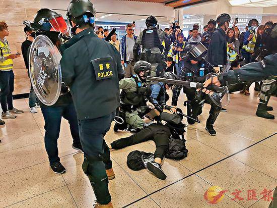 便衣警员及防暴警制服黑衣暴徒（图源：《文汇报》）