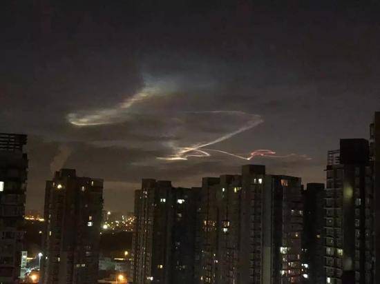 北京天空中现“神秘光线图” 发生了什么？