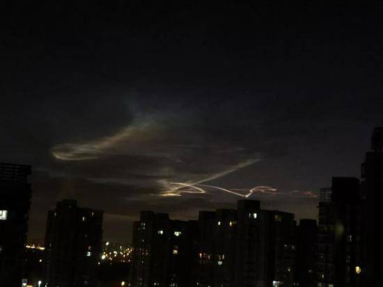 北京天空中现“神秘光线图” 发生了什么？
