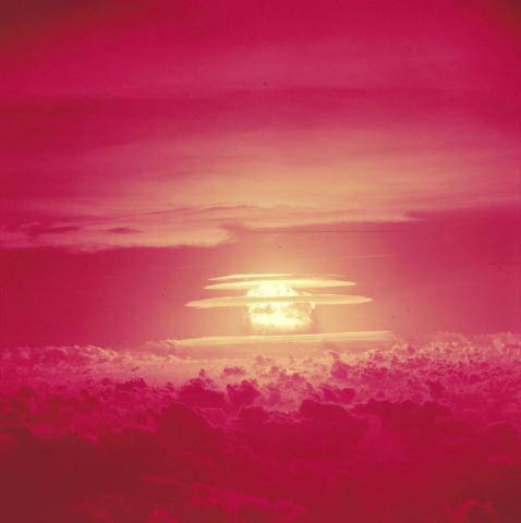 △1954年3月1日，“喝彩城堡”氢弹核爆现场图片来源:原子遗产基金会