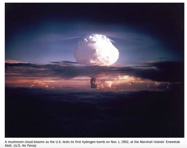△美国于1952年11月1日在马绍尔群岛测试第一枚氢弹时，天空中升起蘑菇云。图片来源：美国空军