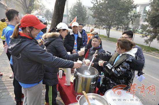 200多人跨年祈福 耗时8小时接力跑出鼠的形状