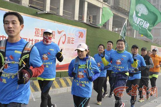 200多人跨年祈福 耗时8小时接力跑出鼠的形状