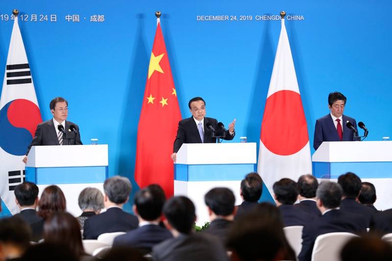 李克强与韩国总统日本首相共同会见记者