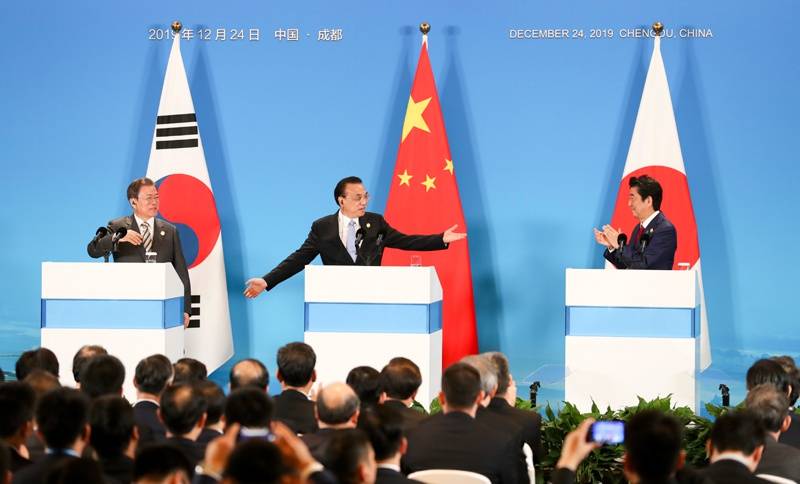 李克强与韩国总统日本首相共同会见记者