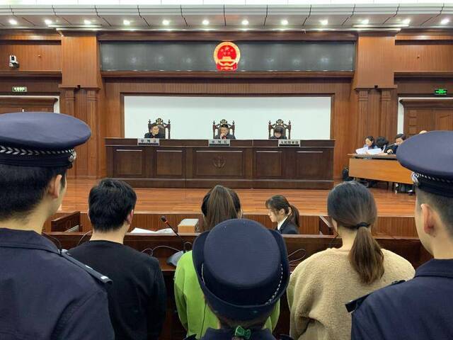 沪一中介公司15名员工“软暴力”讨中介费获刑，庭上叫屈：遭遇“跳单”谁来管？