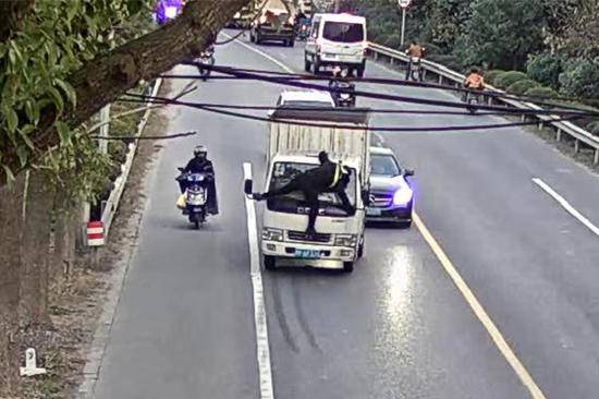 图说：货车司机为躲避处罚，把城管顶在车头上开了200米。松江公安供图（下同）