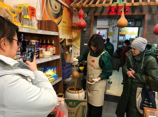 老粮行成网红打卡地 师傅现打麻酱“滴水不漏”