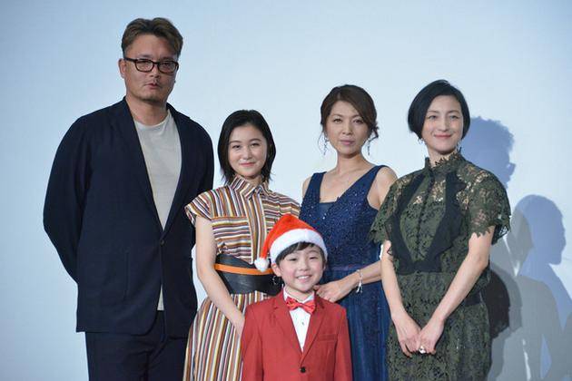 12月23日东京电影《太阳的家》完成披露见面会，左起权野元、山口麻友、润浩、饭岛直子、广末凉子