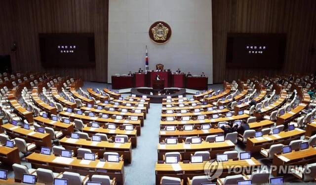 25日圣诞节，国会会场里空空荡荡。（韩联社）