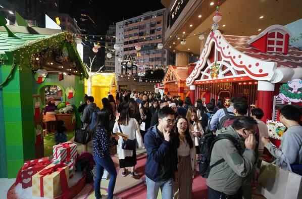 12月24日晚，由于受到黑衣暴徒的滋扰，客流量明显不如往年。（图源：香港中通社）