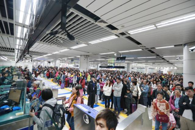 深圳湾口岸迎来大批香港游客 入境大厅被挤爆