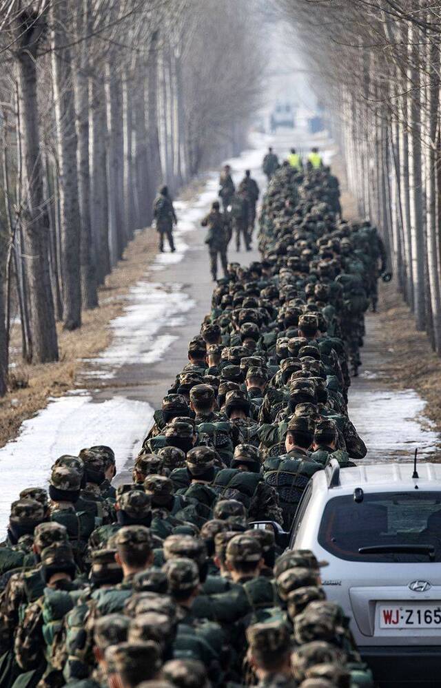 12月25日，武警北京总队某支队开展新兵野外训练。