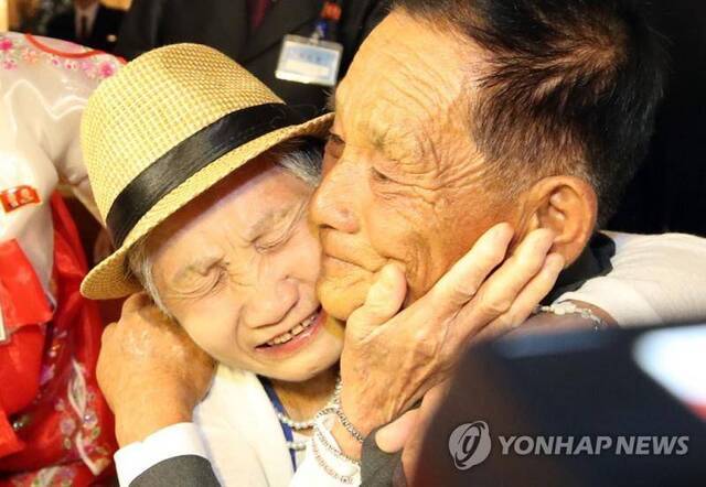 2018年朝韩离散家属见面会，92岁老奶奶与71岁儿子抱头痛哭（韩联社）