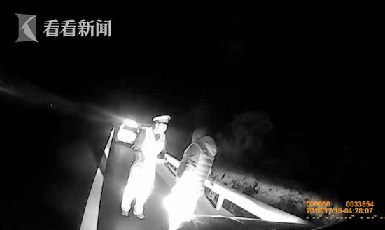 男子高速上醉酒睡觉被抓 爸妈却给交警送锦旗