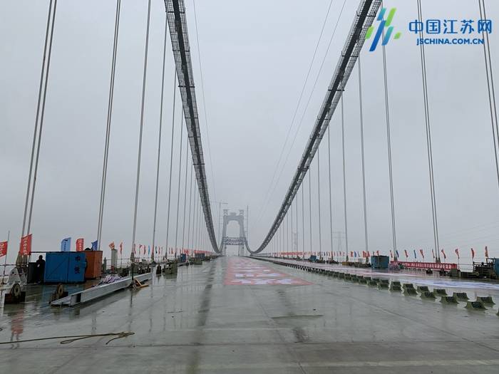 中国首座公铁两用悬索桥五峰山长江大桥合龙