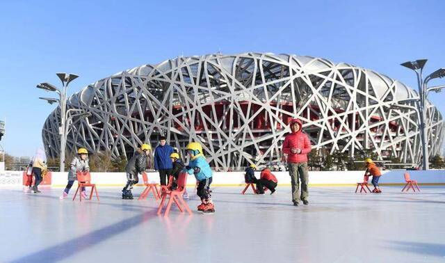“相约2022”冰雪文化节开幕，游客可体验“冬奥冰”