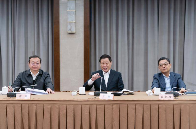 这个座谈会上，上海市长与8位来自街镇的基层代表面对面，听取意见建议