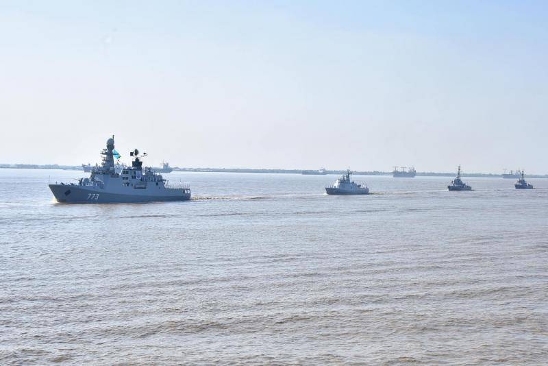 缅甸海上阅兵国产新战舰登场 外观酷似中国054A舰