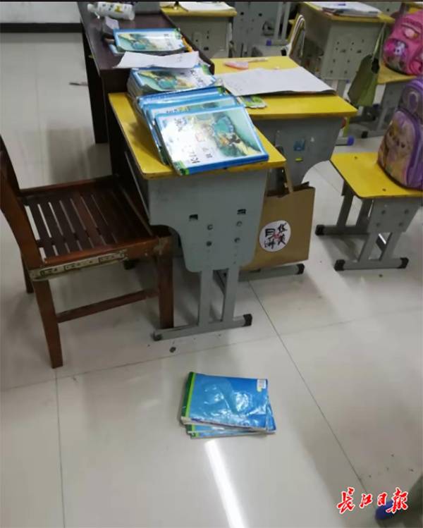 地震时掉落的书本本文图片均来自长江日报-长江网