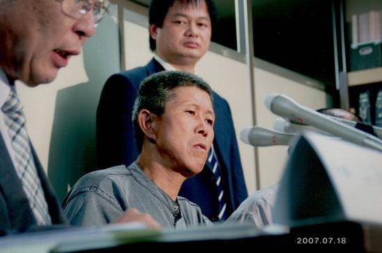 2007年（平成19年）7月18日，庭审前的新闻发布会上，毒气受害者之一孙文斗眼中泛泪。